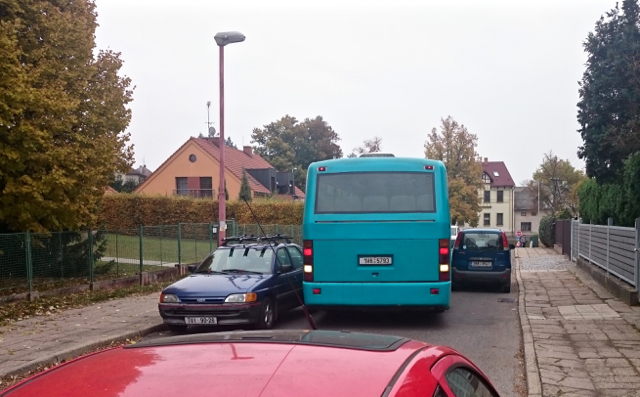 autobus mezi auty slunen