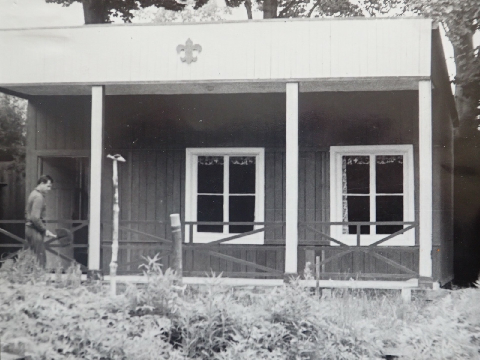 Budovn klubovny na Zlatnice v roce 1968. Br. O.Hak, br. B. Kde a br. J. cha