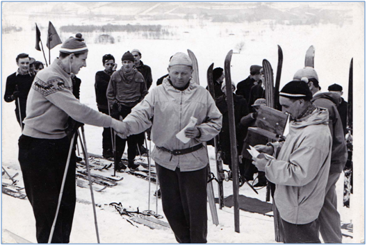 Zvi�insk� poh�r, hlavn� rozhod�� V�clav Holan a �editel z�vodu ing. Old�ich Jarol�mek vyhla�uj� v�sledky